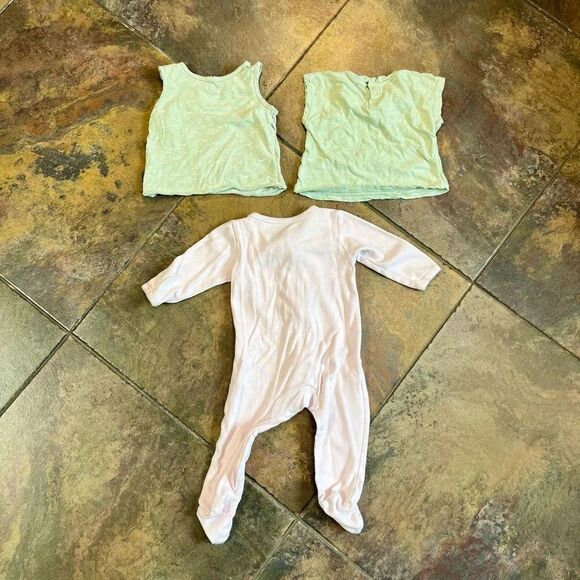 Baby Girl Bundle 2 Tops 1 Sleeper 3-6, 6-9 and 9 monthes - Picture 11 of 11